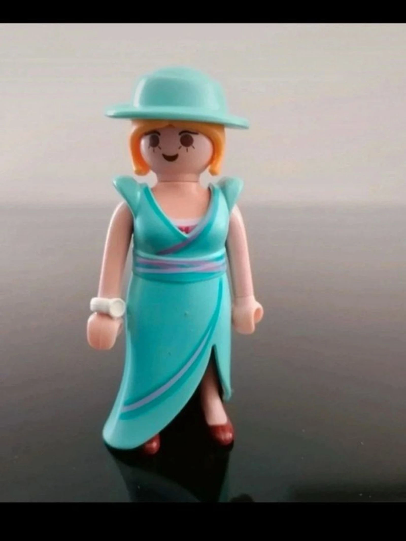 Figurine femme avec sa robe et son chapeau amovibles Playmobil